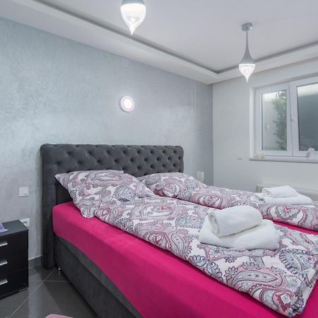 Modern Apartments With Shared Pool Near The Sea بولا المظهر الخارجي الصورة