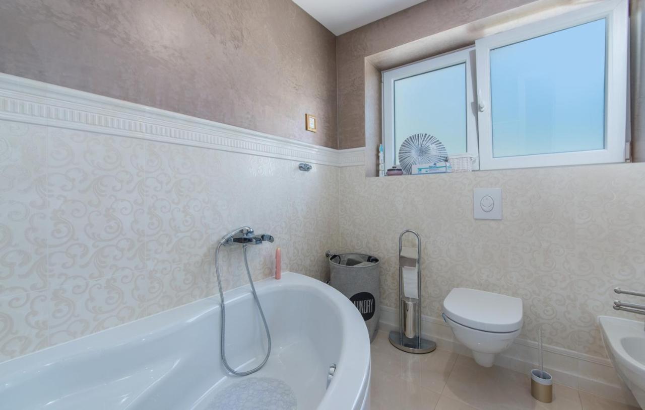 Modern Apartments With Shared Pool Near The Sea بولا المظهر الخارجي الصورة