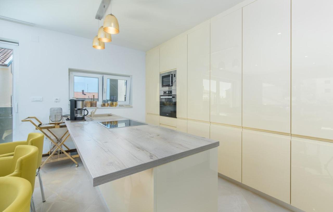Modern Apartments With Shared Pool Near The Sea بولا المظهر الخارجي الصورة
