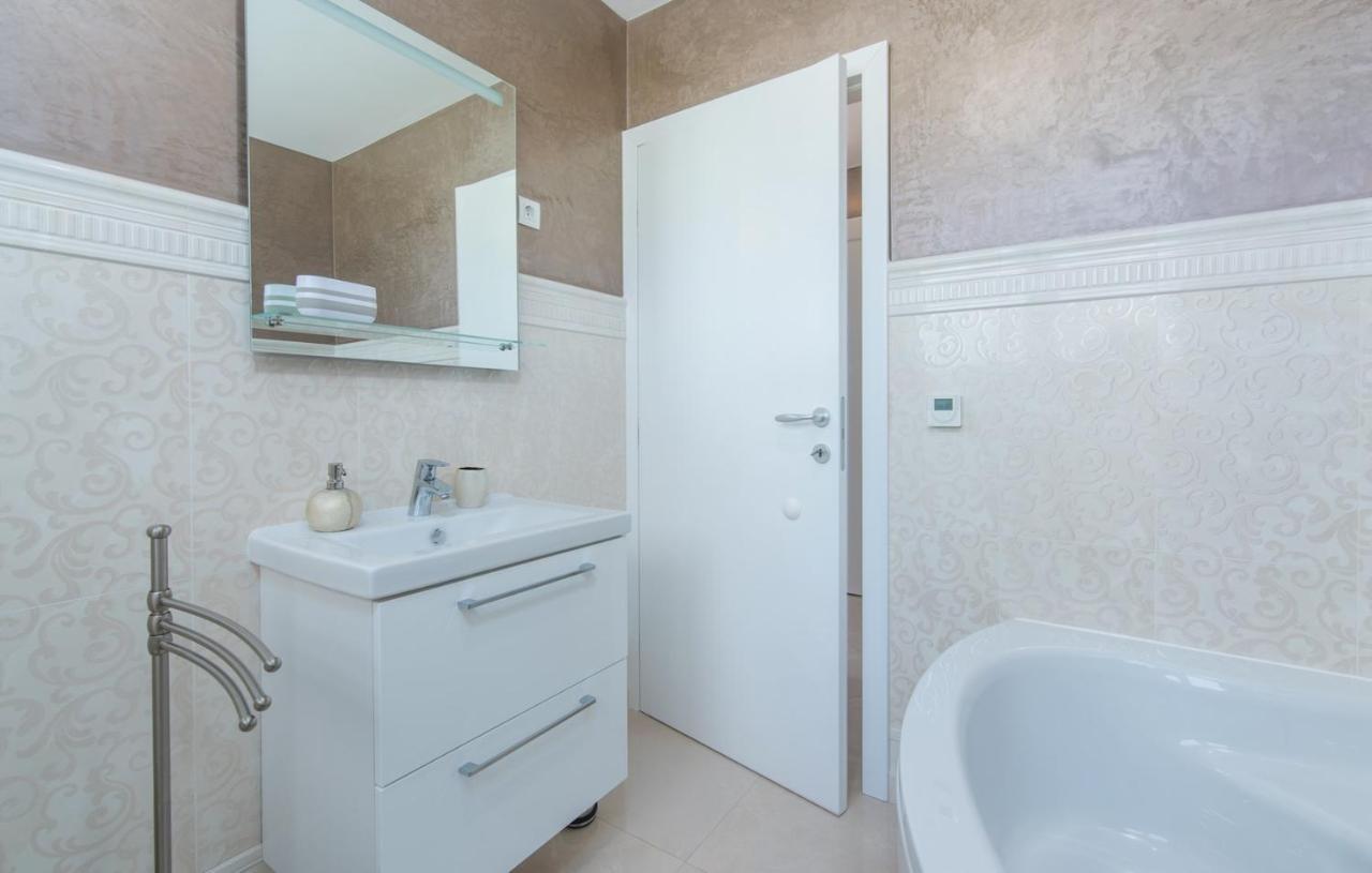 Modern Apartments With Shared Pool Near The Sea بولا المظهر الخارجي الصورة