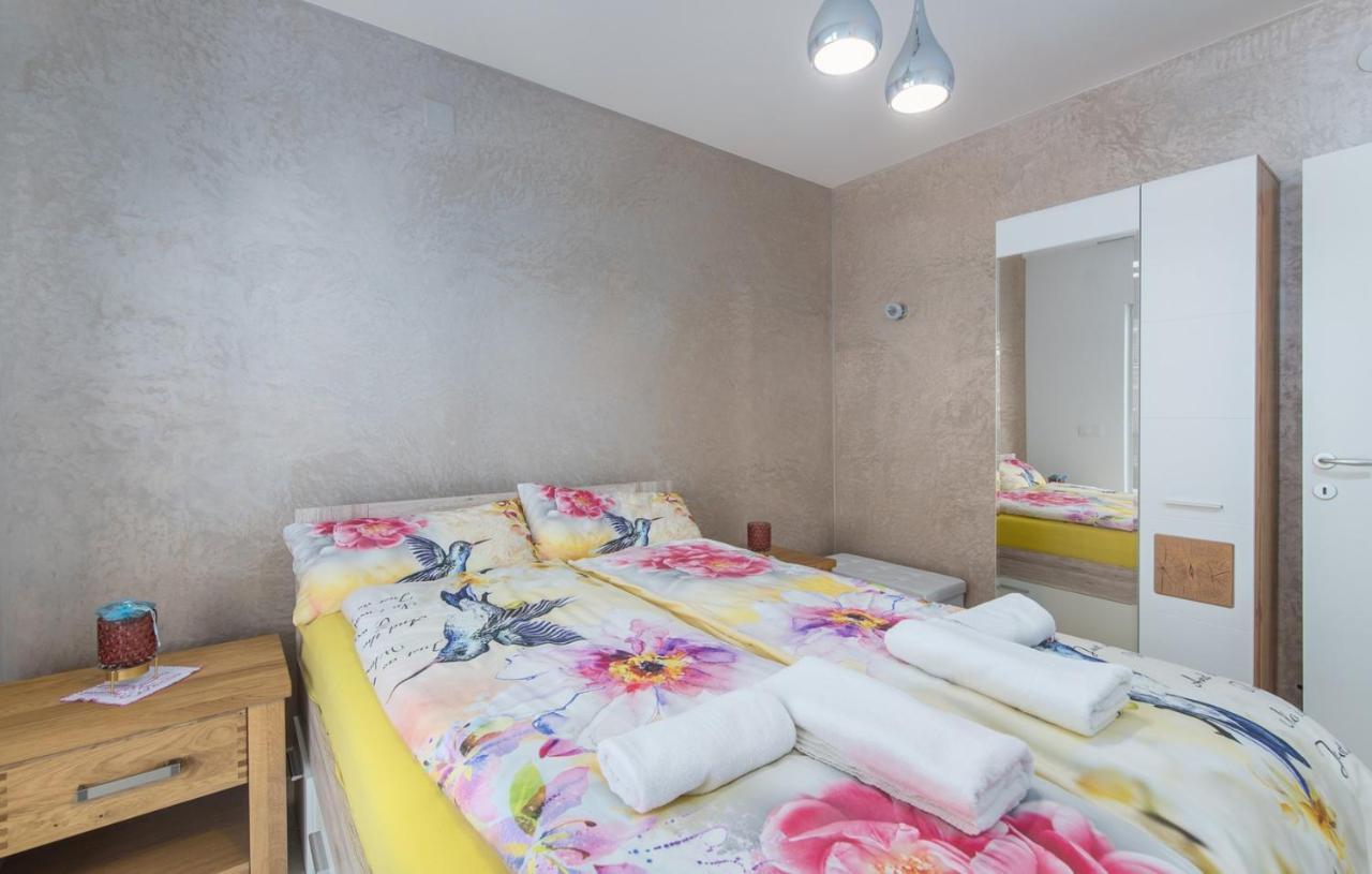 Modern Apartments With Shared Pool Near The Sea بولا المظهر الخارجي الصورة