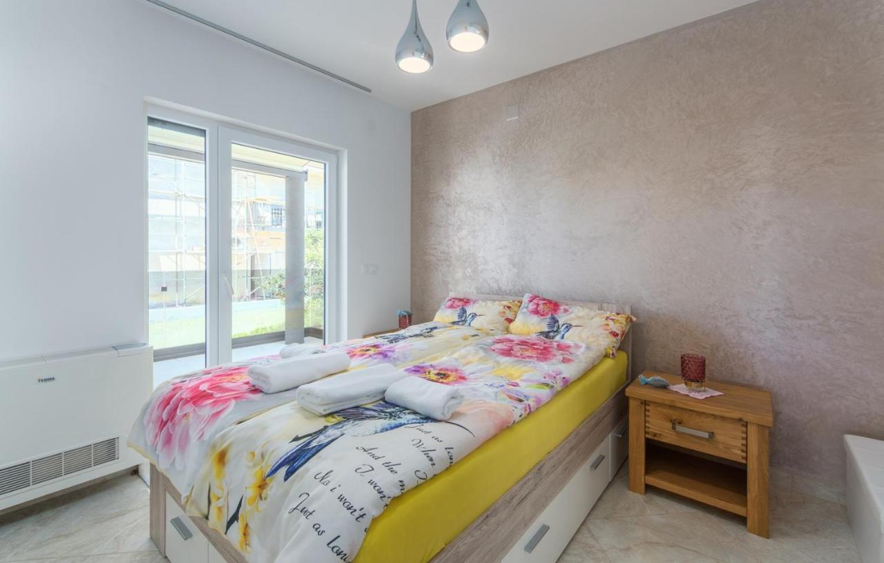 Modern Apartments With Shared Pool Near The Sea بولا المظهر الخارجي الصورة